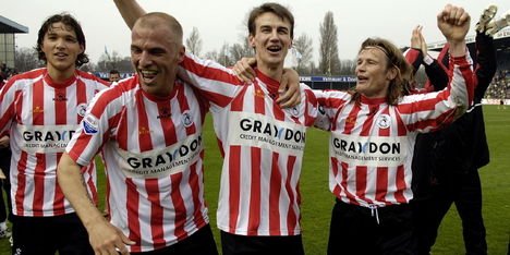 SpartaRdam's tweet photo. Oud-speler Davy De fauw is vandaag jarig en wordt 36 jaar. Van harte @DavyDefauw2 en jaren nog hierna! #SpartaKalender #echteroodwitte π΄βͺ https://t.co/dQElVyBICR