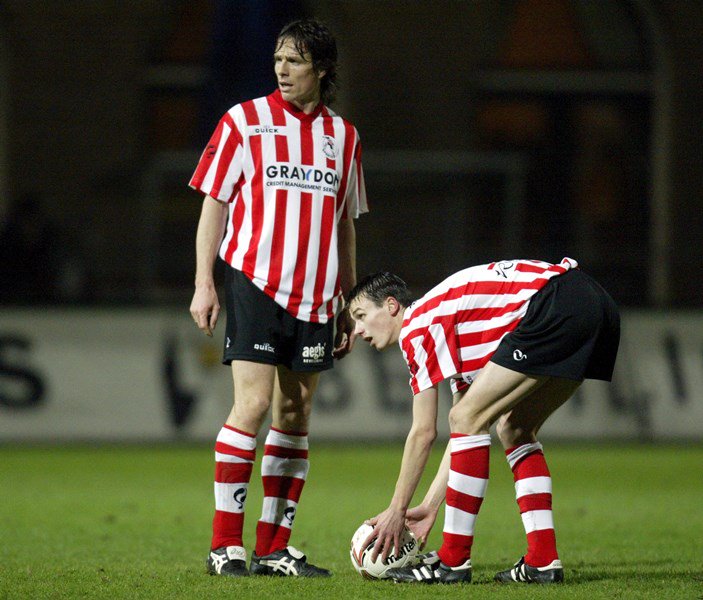 SpartaRdam's tweet photo. Oud-speler Davy De fauw is vandaag jarig en wordt 36 jaar. Van harte @DavyDefauw2 en jaren nog hierna! #SpartaKalender #echteroodwitte π΄βͺ https://t.co/dQElVyBICR