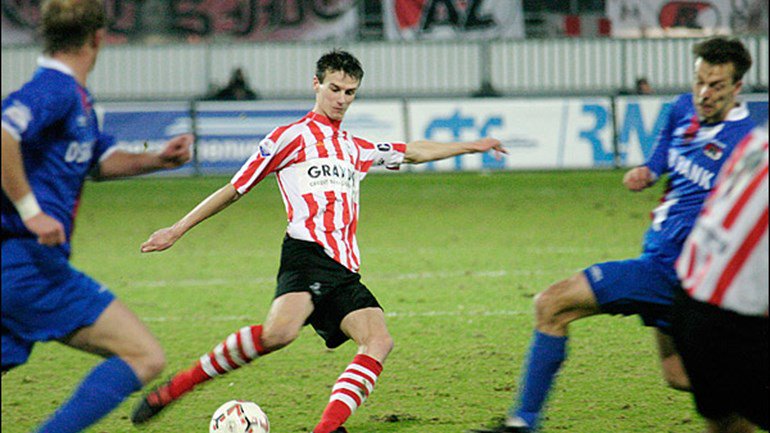 SpartaRdam's tweet photo. Oud-speler Davy De fauw is vandaag jarig en wordt 36 jaar. Van harte @DavyDefauw2 en jaren nog hierna! #SpartaKalender #echteroodwitte π΄βͺ https://t.co/dQElVyBICR