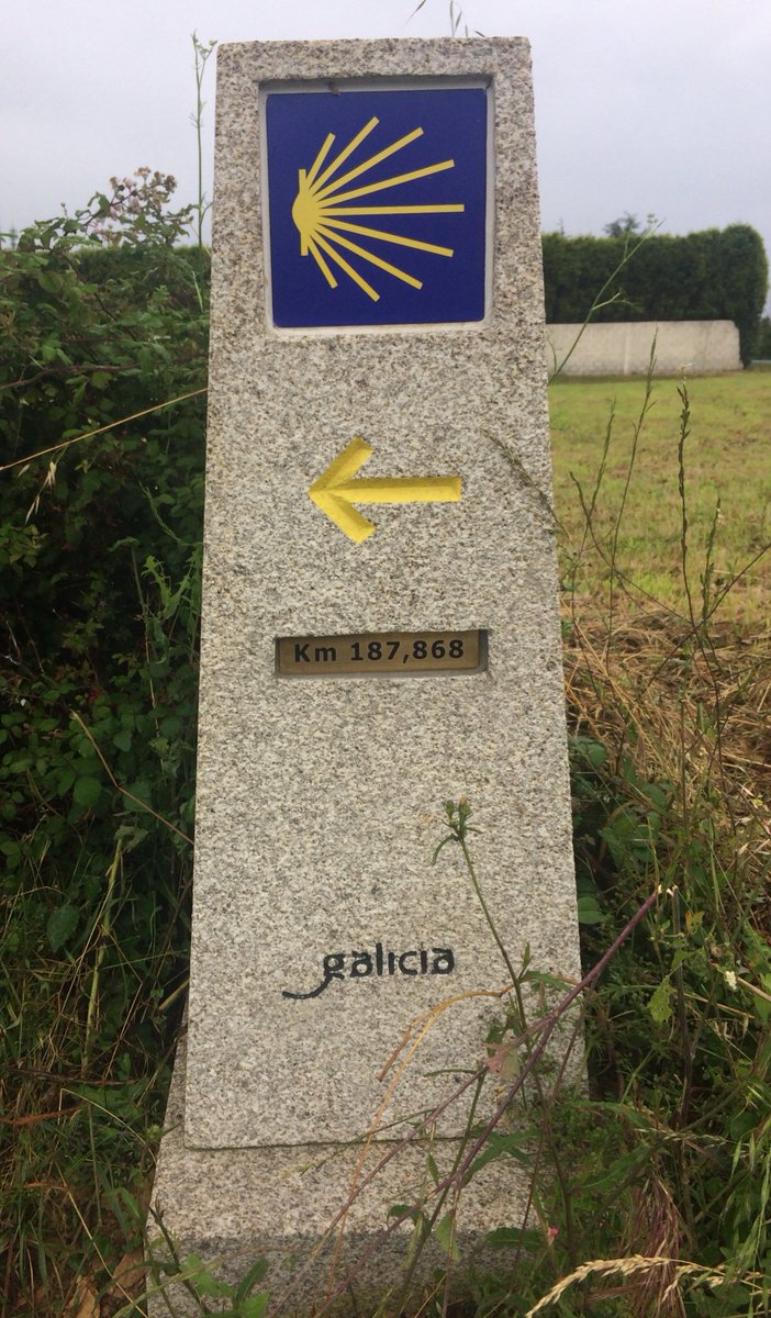 UnMarcheur's tweet photo. Je viens de quitter les Asturies pour rentrer en Galice à Ribadeo (36 km hier). Désormais les km vers Santiago sont affichés. 187 km... https://t.co/nfJkkfyIZO