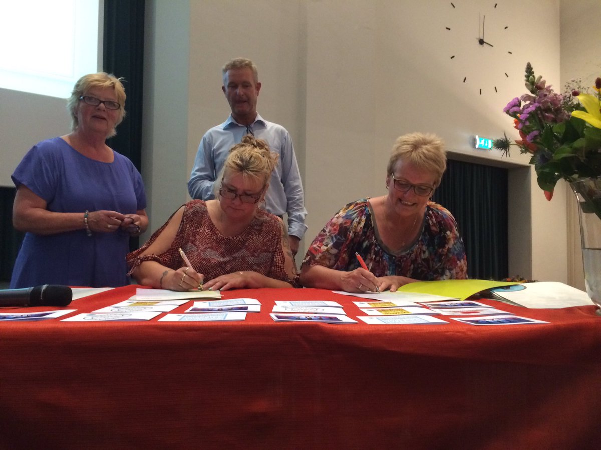 Super trots op deze 2 collega's, die na 2 jaar hard studeren hun diploma MZ cq VZ-ig hebben gehaald! #shloost