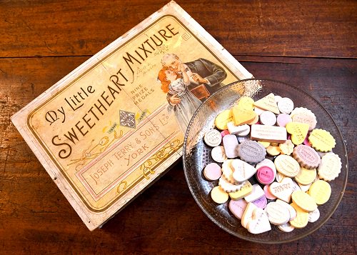 The #Victorians developed messages written on sweets with phrases like ‘How do you flirt?’ and ‘Can you polka?’! yorkcastlemuseum.org.uk/exhibition/cho…