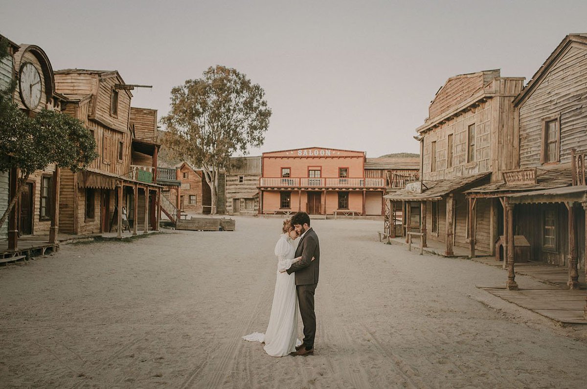 WorldByFans's tweet photo. A Step Back in Time: Victorian Old West Wedding Inspiration https://t.co/1lyAVaR1xS https://t.co/WylLx43H4D