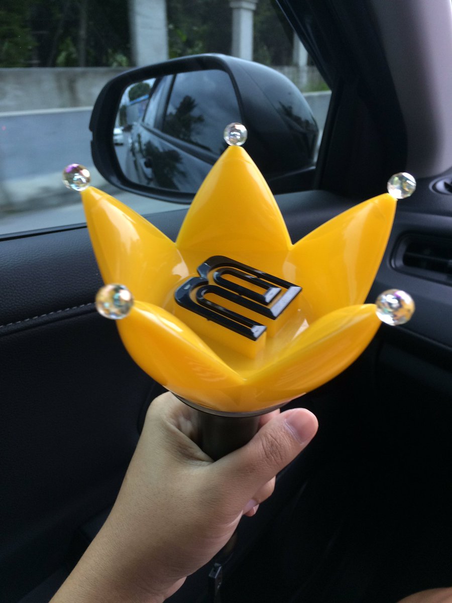yingjung_ku's tweet photo. เดินถือแท่งไฟมา 👑
เจ้าของหอ : เป็นคนดีจังไปทำบุญด้วย
แม่บ้าน : โห ดอกบัวสวยจัง ไปเวียนเท��ยนหรอ 
กู : ..... 🙄🤣🤣
#GDragonBKK2017 https://t.co/54WjPpABgZ