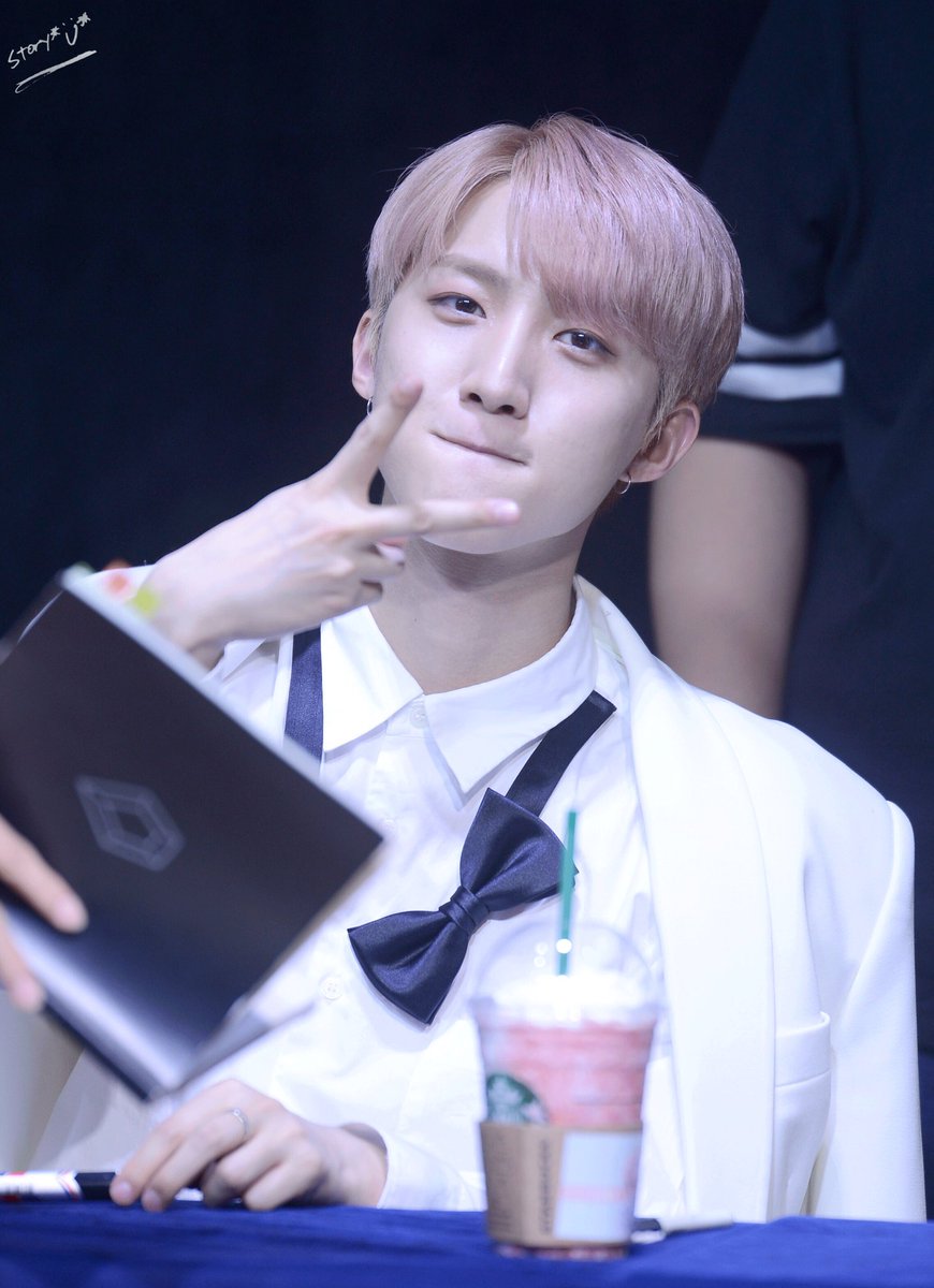 PTG__StoryU's tweet photo. 170702  압구정팬싸 HQ💖

✌🏻️✌🏻️✌🏻️

@CUBE_PTG  #펜타곤 #PENTAGON  #PTG #후이 #이회택 #hui #フイ #예뻐죽겠네 https://t.co/i1H20PQEgi