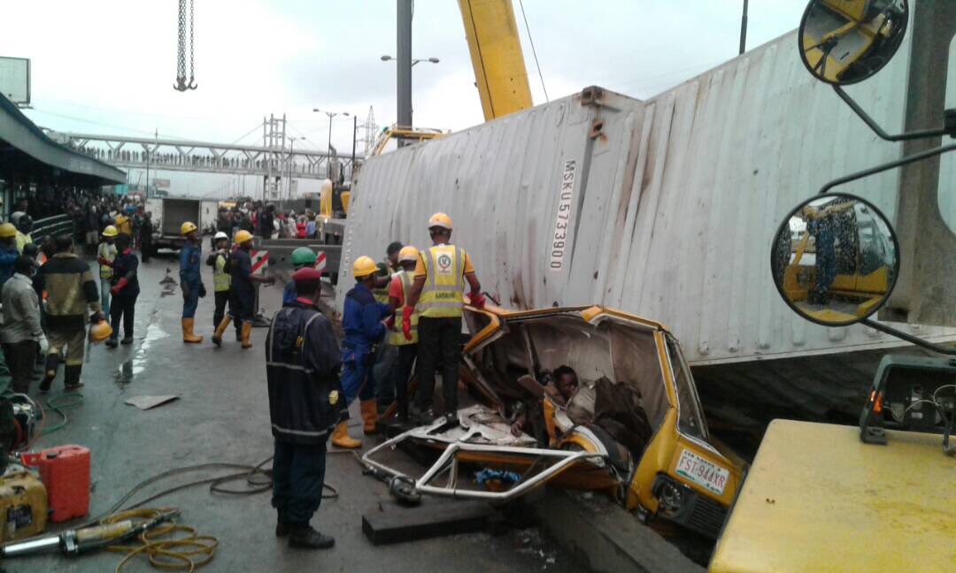 TVCconnect's tweet image. Lasema intensifies effort to lift container off commercial bus in ojota. @Gidi_Traffic