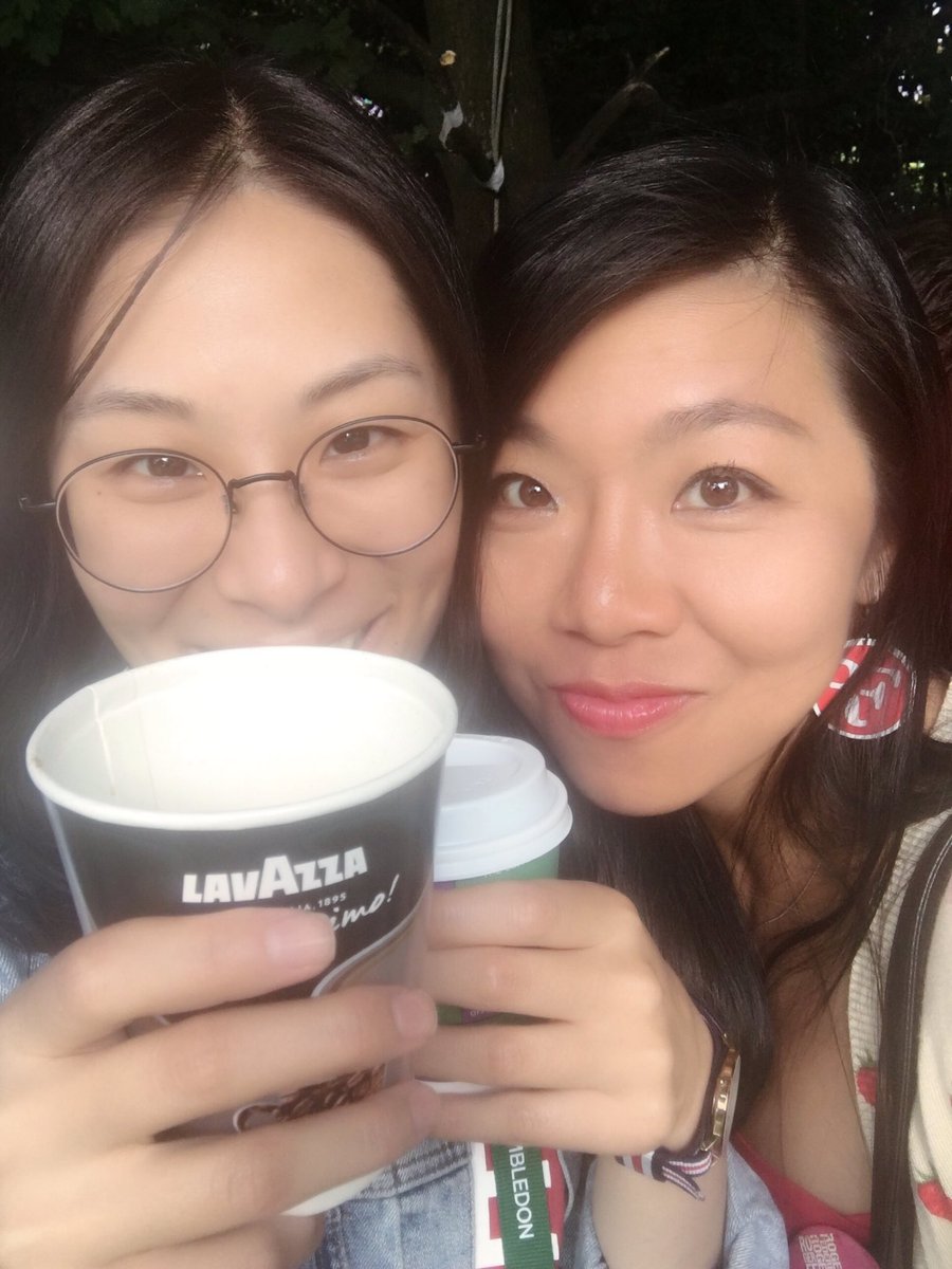 Scarlett_Li's tweet photo. Thanks @LavazzaUK for the hot βοΈ as we patiently wait in the #Wimbledonque #viewfromtheQ #Wimbledon2017 #GoRoger #MatchDay π€πͺπΌπ@ljsh1405 https://t.co/1K2p6BWmlg