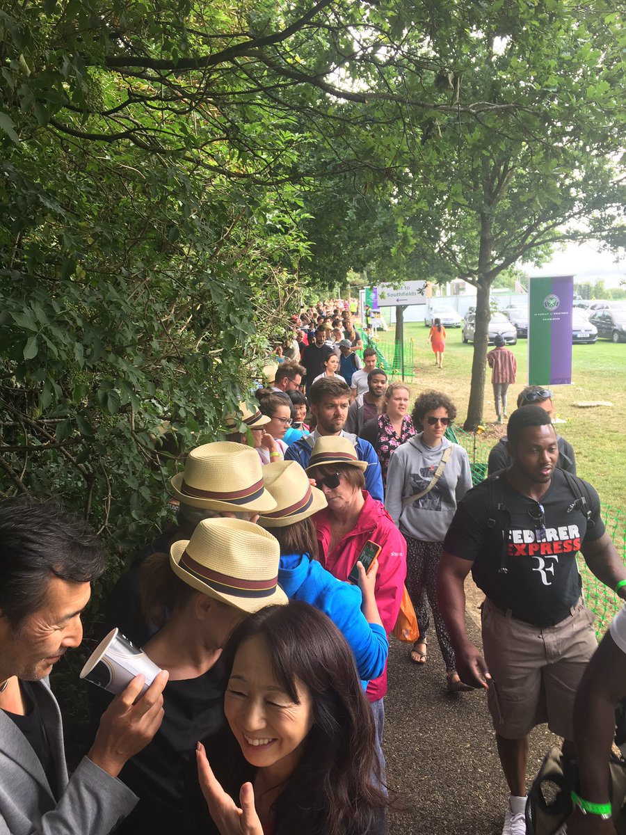 Scarlett_Li's tweet photo. Thanks @LavazzaUK for the hot βοΈ as we patiently wait in the #Wimbledonque #viewfromtheQ #Wimbledon2017 #GoRoger #MatchDay π€πͺπΌπ@ljsh1405 https://t.co/1K2p6BWmlg