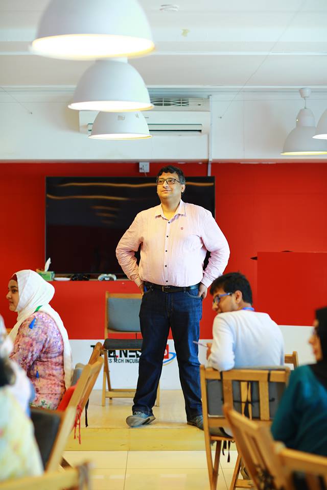 PakInnovates's tweet photo. .@AtharOsama leading a #Brainstorming session at #CivilRights #hackathon by Karachi Civic Innovation Lab
#KCIL https://t.co/TXEDJRQMDn