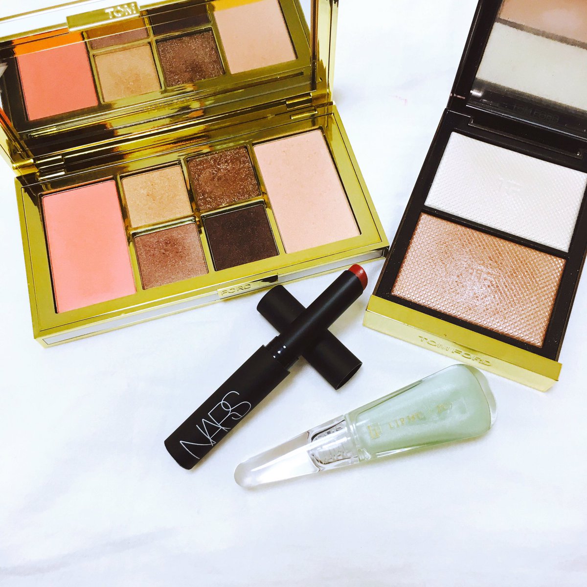 ゆっこ على تويتر 今日のメイク 朝から時間無かったからパレット アイシャドウは時計回りに使用 リップはmoscow ミントグリーンパケ買い病で買った不老不死は 赤リップを肌に馴染ませてくれるそう もともと馴染んでる赤リップだからパンチが薄まった という