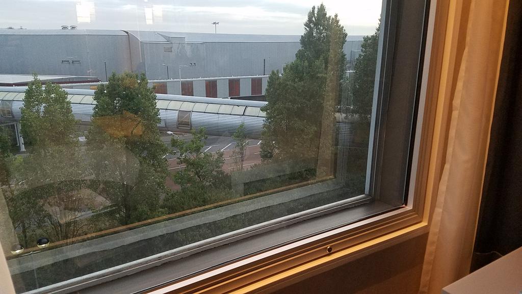 tlynnwrites's tweet photo. @HiltonHonors Heathrow Terminal 4 great staff and most appreciated SOUNDPROOF windows.  Zero plane or traffic noise! https://t.co/ylrjUyW4An