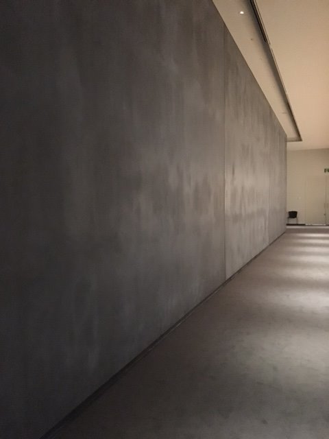 ギャラリーのセンターに黒漆喰の壁を建てた。漆喰の塗りムラはマーク