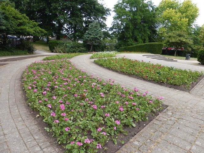 idverde_Bromley's tweet photo. #BeddingOut at the Southwest Corner @CrystalPalacePK https://t.co/hUMoqNr0ew