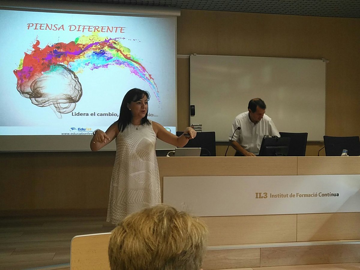 Rieraderibes's tweet photo. les assessores  @Rieraderibes continuem reflexionant al voltant de les preguntes creatives i fer visible el pensament de l'aprenent @UB_IL3 https://t.co/0FEm0R6Hxr