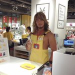 これはずるいｗ棚橋選手が裸エプロンでロフトの店員に!