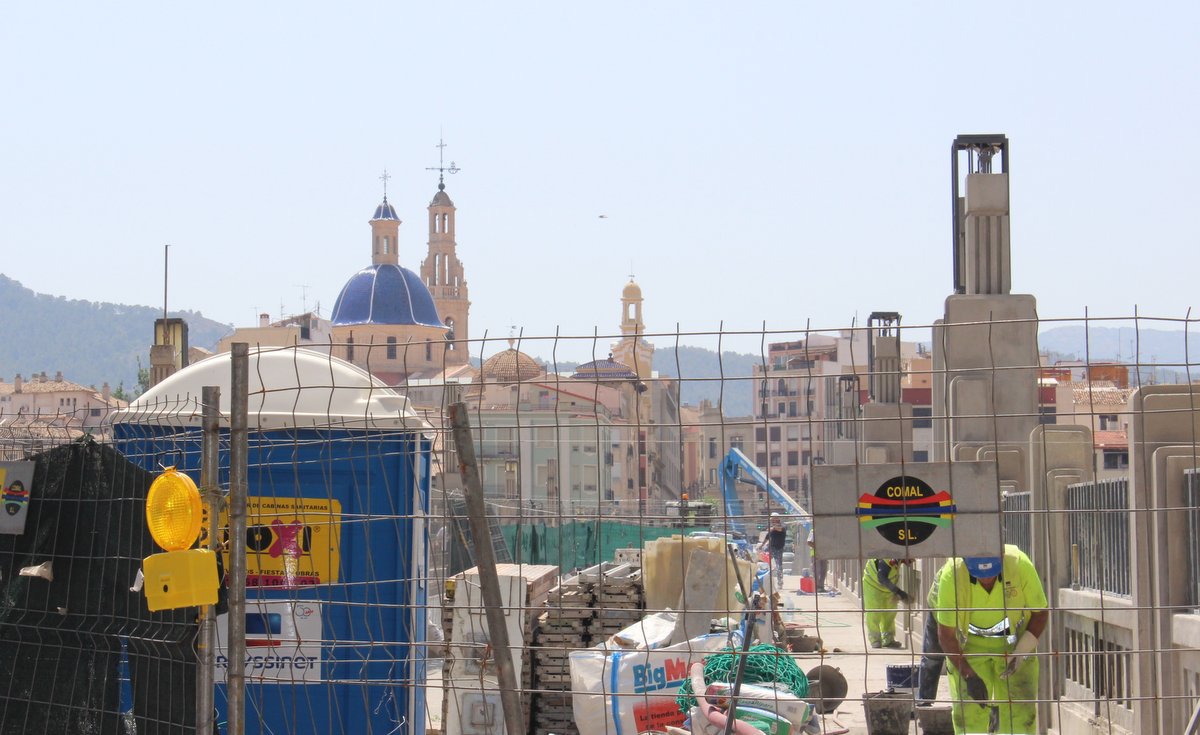 AlcoAlerta's tweet photo. Se ha encontrado una grieta en el Puente de Sant Jordi que ha obliga a reforzar uno de los estribos #AlcoAlerta #Alcoy https://t.co/AZPv6z5e3X