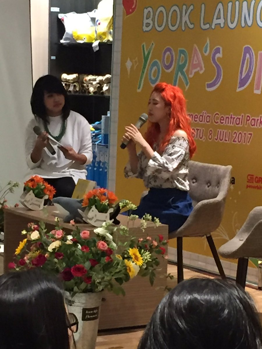 bukugpu's tweet photo. Yoora lg tanya jawab ni ttg buku & vlognya. #bukugpu #hanyoora #yoorasdiary ๐ https://t.co/2S3FKFF2Pm