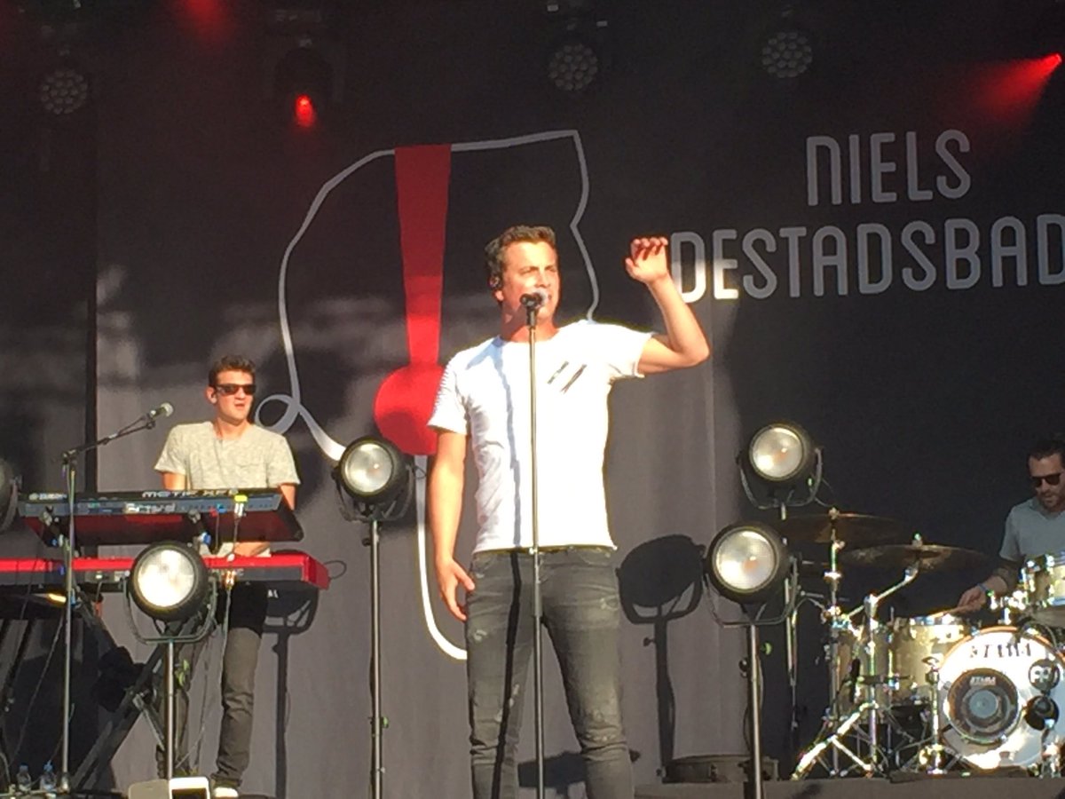 Lisaa_x_'s tweet photo. Het optreden van @Destadsbader in Tielt was super! Deze namiddag staat hij op Werchter, ik kijk er al naar uit! ☺️😄 https://t.co/cBqWUw4r9M
