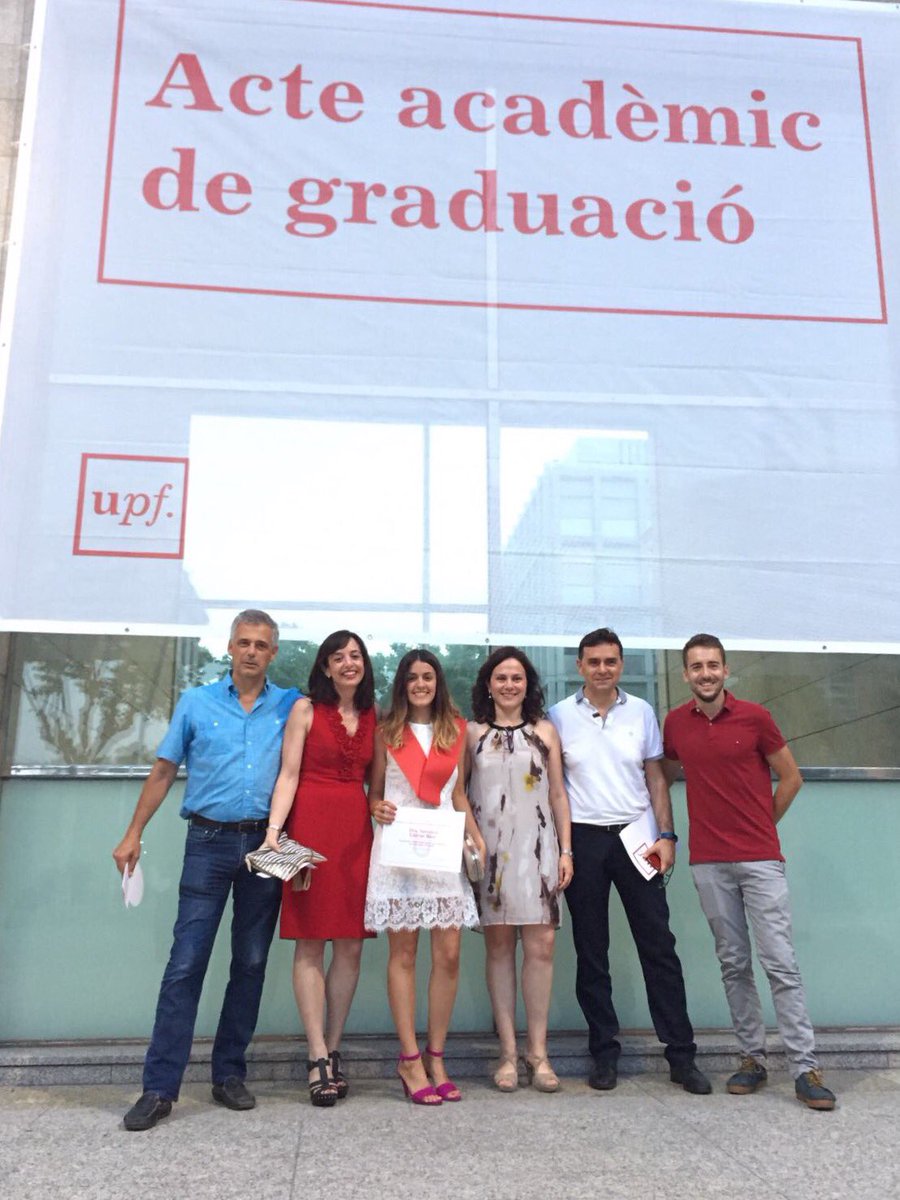 VeroLlorens's tweet photo. Celebrating the PhD extraordinary award with my family and supervisors! #GraduacioUPF17 https://t.co/u4tsvfcCXy