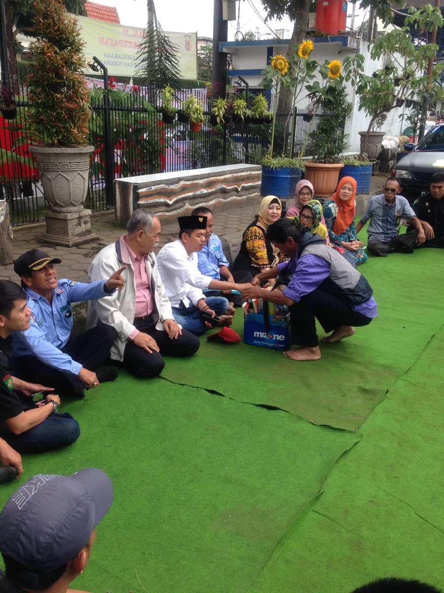FORUM KOMUNITAS BDG (@ikb_bdg) on Twitter photo Bersama komunitas sopir angkot di terminal ledeng, sangat antusias sekali sopir-sopir angkot bertemu dgn Kang <a href="/DediMulyadi71/">Kang Dedi Mulyadi</a> Bersama komunitas sopir angkot di terminal ledeng, sangat antusias sekali sopir-sopir angkot bertemu dgn Kang <a href="/DediMulyadi71/">Kang Dedi Mulyadi</a>