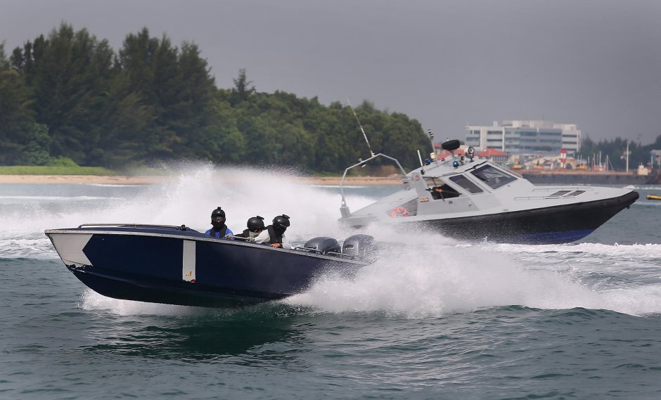JapanRedArmyBot's tweet photo. シンガポール海上警備隊
1819年創立。シンガポール独立後は1993年まで海軍傘下。
ラジュー号事件で警備艇を派遣し、海軍の軍艦と共にラジュー号を包囲。度々ラジュー号に接近して犯人側との交渉を行い、重要な役割を果たす。 https://t.co/DHXGtosVEq