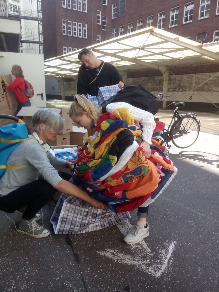 HHzeigtHaltung's tweet photo. Der #Weltschal von MADE AUF VEDDEL ist auf dem Weg zur Demo! #zeigtHaltung gegen Gewalt! https://t.co/w0aiUOXu0W https://t.co/cEXqCUYS1Y