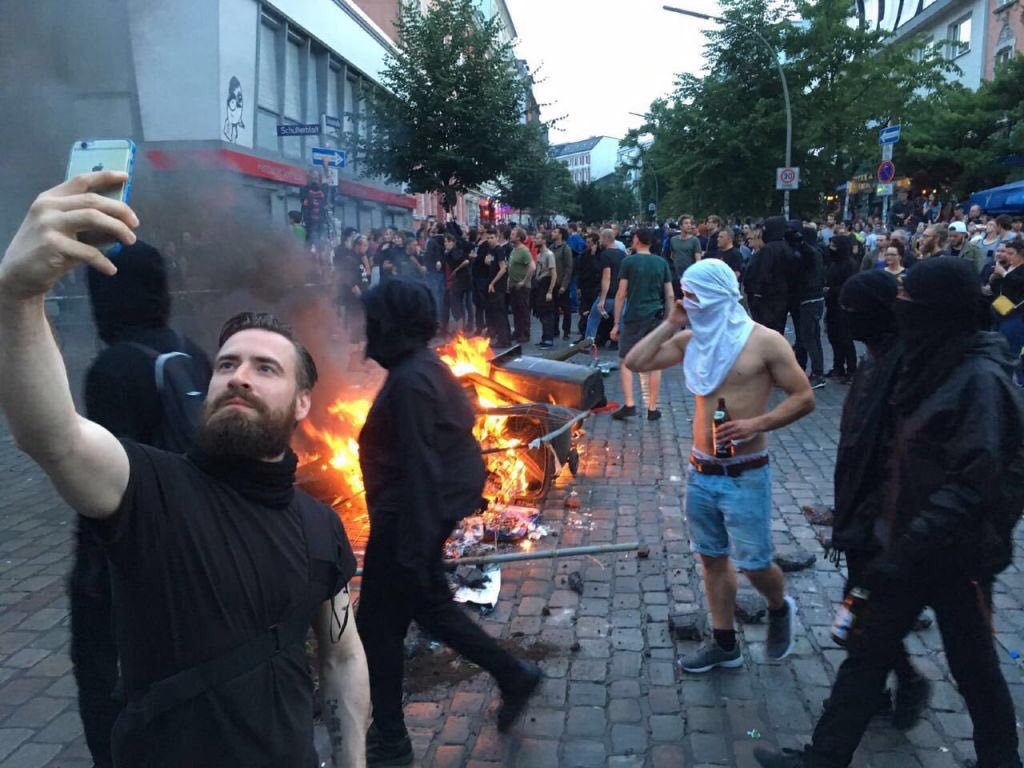 Heel overtuigend. 

Demonstreren tegen kapitalisme (terwijl ze met iPhone selfies maken); en vóór het milieu (terwijl ze brand stichten).