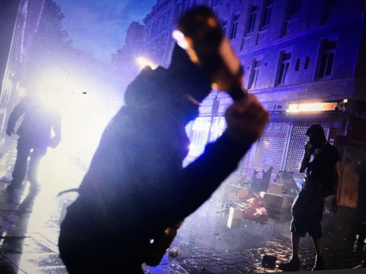 Hut ab vor der Arbeit von <a href="/fotopmueller/">Peter Müller</a>, <a href="/chefreporterNRW/">Frank Schneider</a>, <a href="/AnnePauly1/">Anne Pauly</a>, <a href="/Schneider_BILD/">Stefan Schneider</a>
und aller anderen, die bei #G20 den Kopf riskieren.