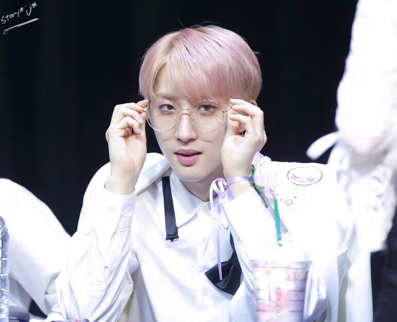 PTG__StoryU's tweet photo. 170702  압구정팬싸 HQ💖

정말 잘생겼어ㅠㅠ

@CUBE_PTG  #펜타곤 #PENTAGON  #PTG #후이 #이회택 #hui #フイ #예뻐죽겠네 https://t.co/Kp0R7j6ozz
