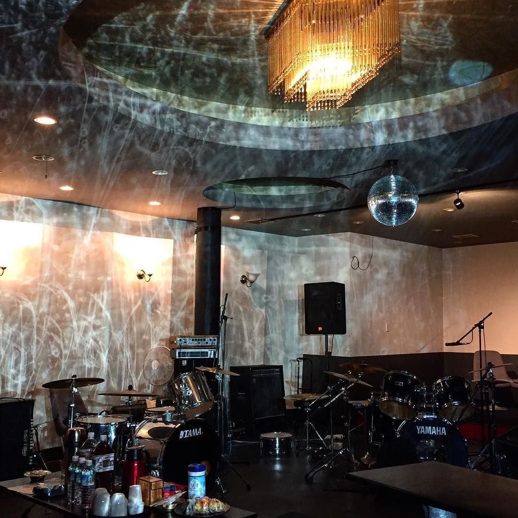 AKITOSENGOKU's tweet photo. ドラムが2台、フロアに鎮座。爆音必須!19時から演奏がはじまります。シャンデリアをブチ落とせ!!! #DRUMKREATIF #RUINSalone #和田晋侍 #仙石彬人 #AKITOSENGOKU #TIMEPAINTING… https://t.co/YsuLNNj60m https://t.co/ekt68g4G6u
