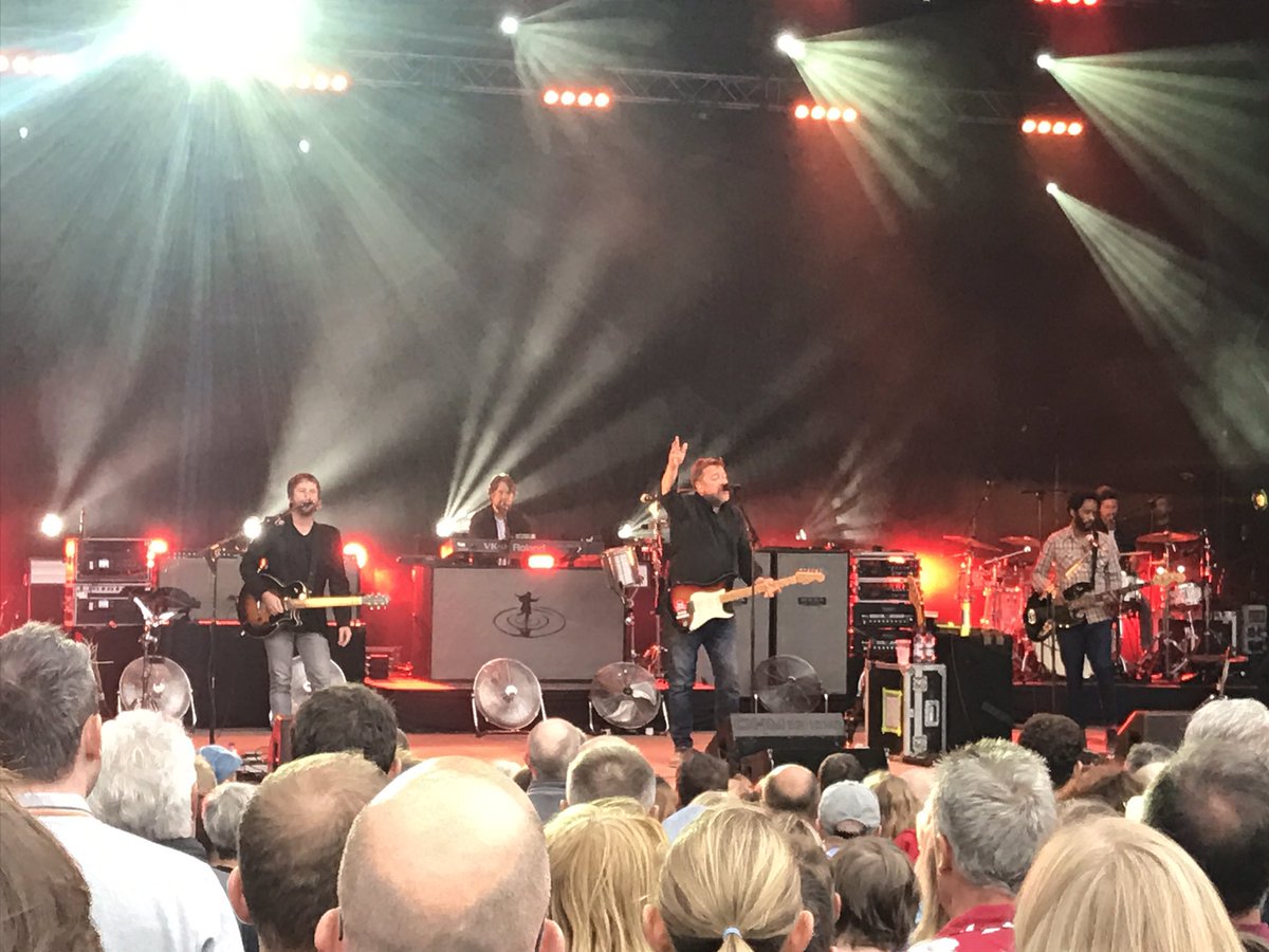 sophiequain's tweet photo. #elbowForestLive last night 🕺#musicintheforest #amazing #seeyouathydepark @Elbow https://t.co/74zfiD2hG7