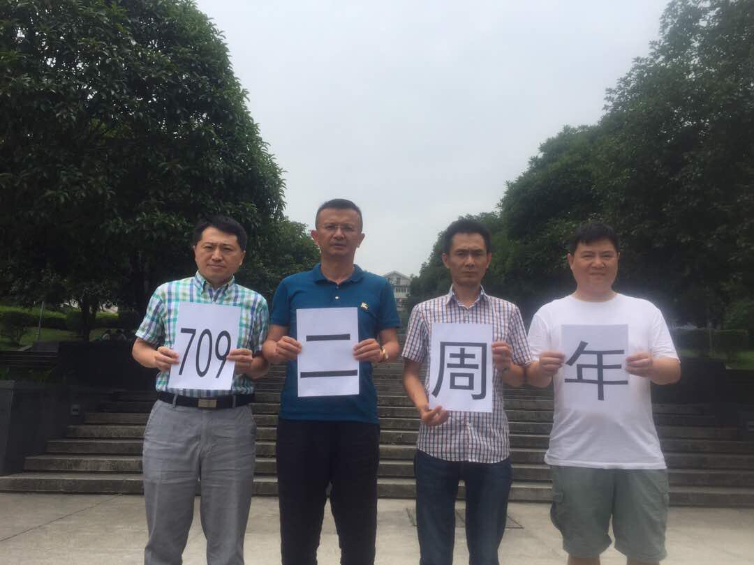 左一:记者刘虎，左二，张庭原律师，左三，记者何伟，右一，公益人士李锦！都是热血重庆男子汉！👍👍