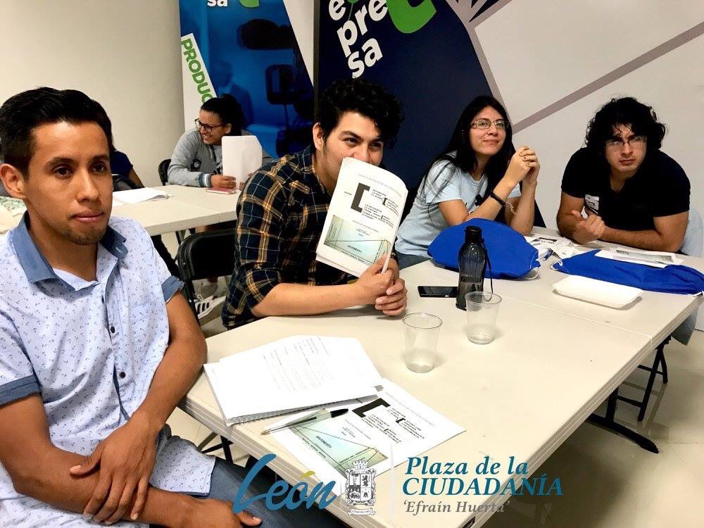 leon_dsocial's tweet photo. En sexto módulo de diplomado #ExpresaT se brindó a alumnos una de la técnica para producción de videos, cómo elaborar un guión #ManoConMano https://t.co/apxkF2u6Pg