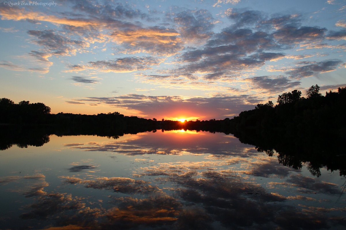 Quarktrack's tweet photo. Summer sunset in Minnesota, land of 10,000 lakes! #summer #Minnesota #sunset #lakerosseau https://t.co/eNiSyu84O7