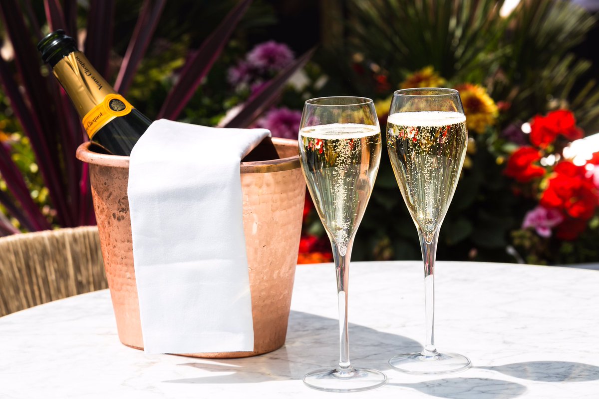 Champagne and Saturday, a marriage made in heaven...particularly when you add the London skyline as a backdrop 😉😘