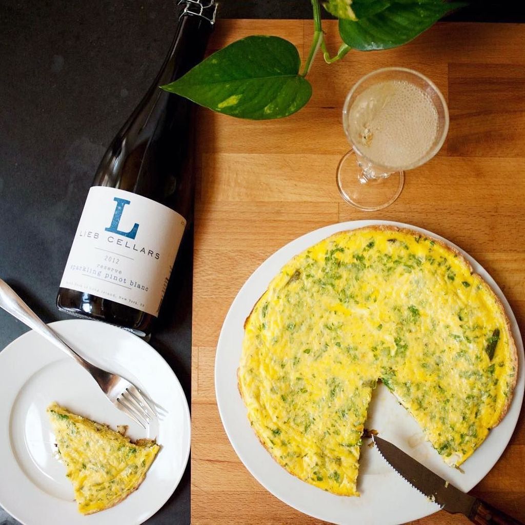 liebcellars's tweet image. New #LIEBandLOCAL: summer squash and asparagus Frittata with fresh eggs from @browdersbirds + Sparkling Pinot Blanc. 👌🥚🍳🥂🌱#fresheggs #farmf…