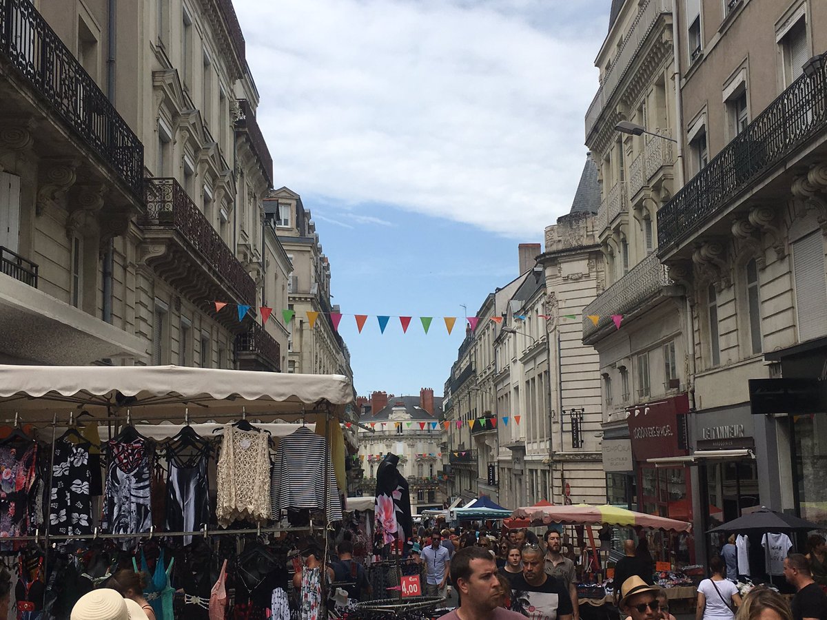 laure496's tweet photo. Du monde pour la braderie en centre-ville #Angers venez y dégoter des perles et découvrir les commerces @Vitrines_Angers https://t.co/J04XC5HRTj