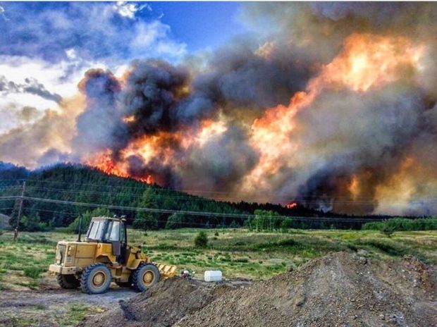 cbcnewsbc's tweet image. 'There's nothing we can do': British Columbians prepare for the worst as wildfire threat grows buff.ly/2uCcrXu