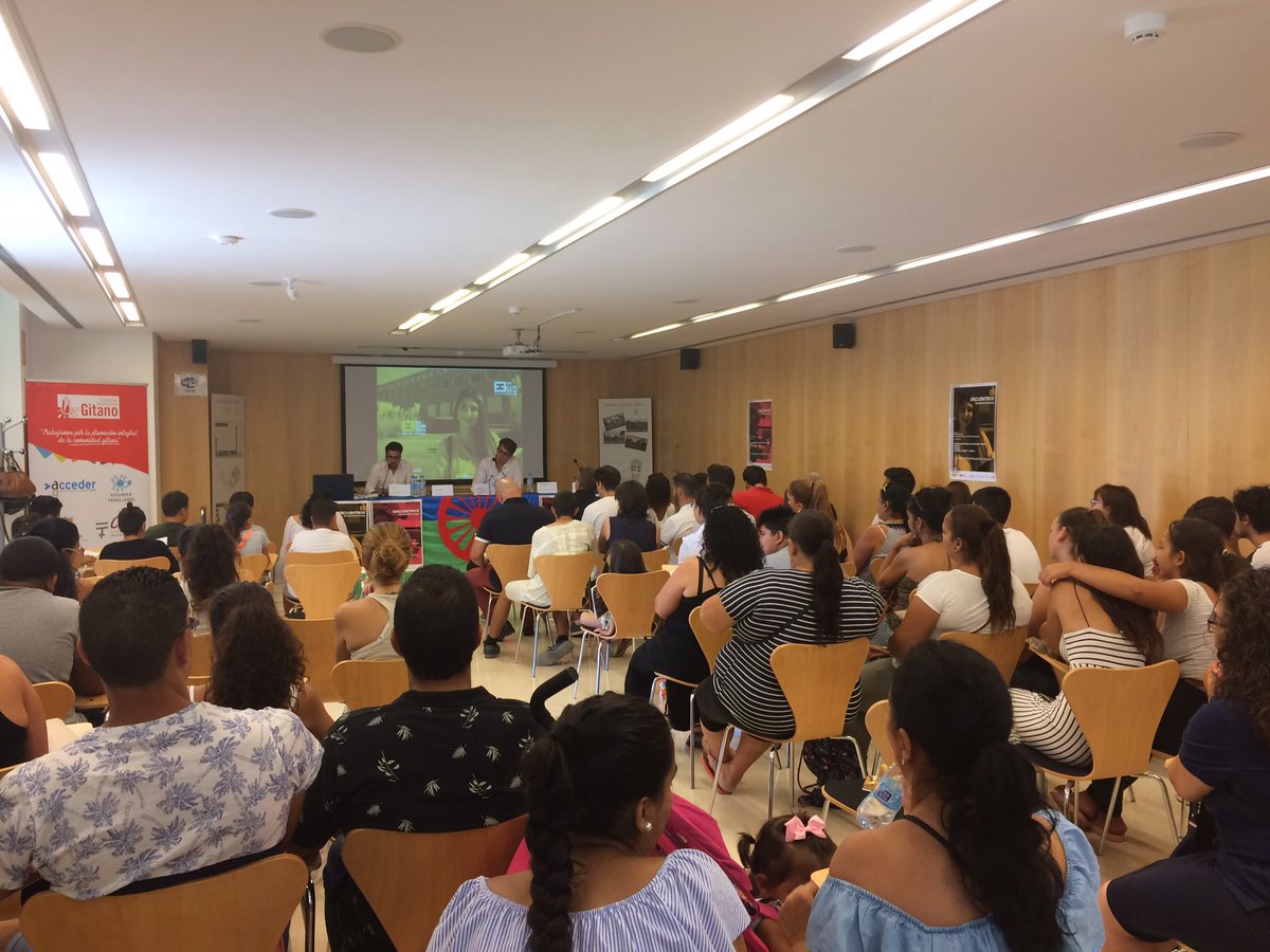 gitanos_org_ALI's tweet photo. 80 personas participan en el #EncuentroEstudiantes y Familias en el @IAFAlicante #GitanosConEstudios #GitanosConFuturo https://t.co/EsLAthorbH