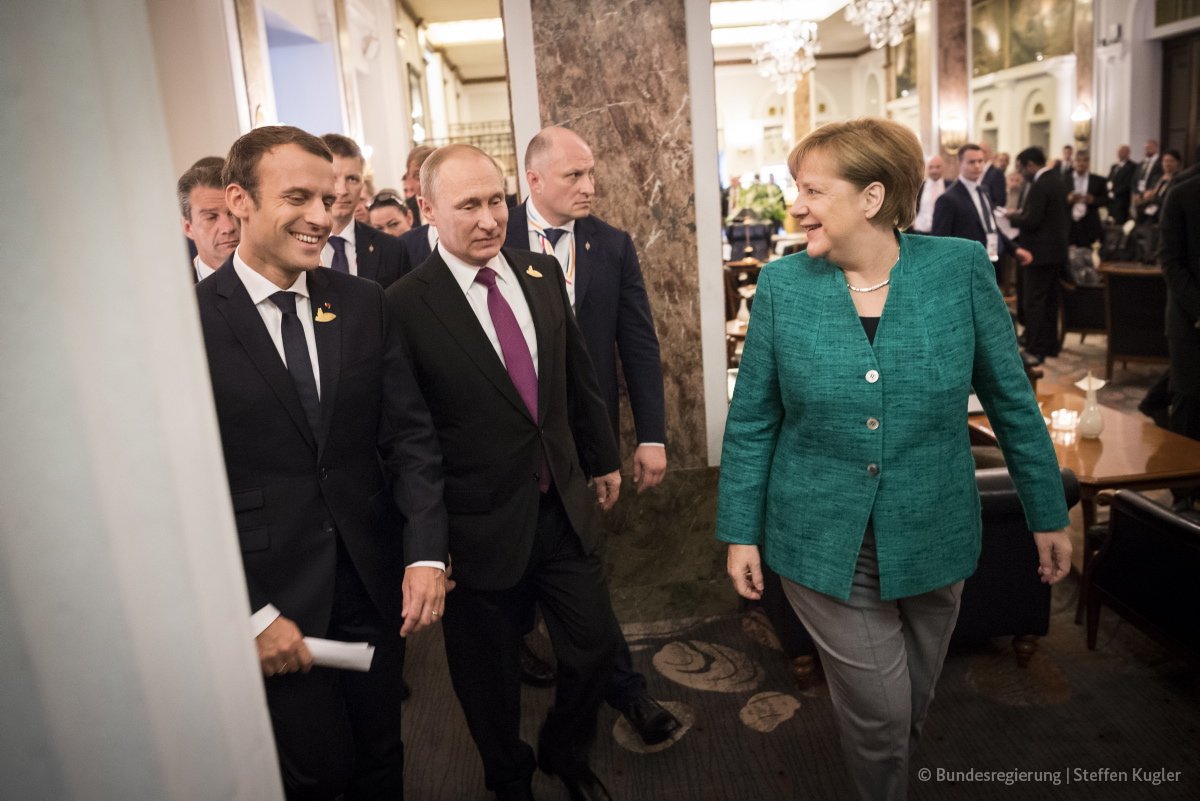 Kanzlerin Merkel vor dem Gespräch mit Präs. Macron und Präs. Putin