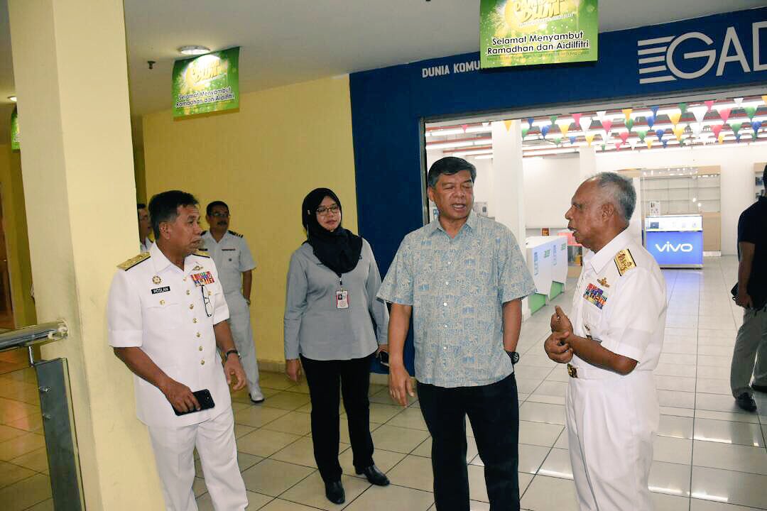 tldm_rasmi's tweet photo. TS @mykamarul singgah ke @pernamaMY Lumut hari ini.
#NavyUpdate 
#NavyWay https://t.co/uGfdnbX3fG