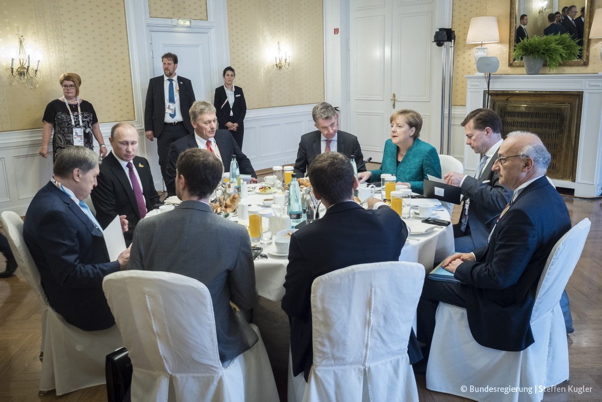 Kanzlerin Merkel im Gespräch mit Präs. Macron und Präs. Putin