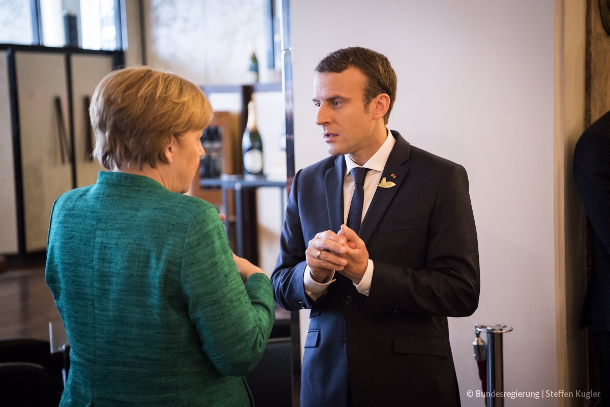 Kanzlerin Merkel im Gespräch mit Präs. Macron