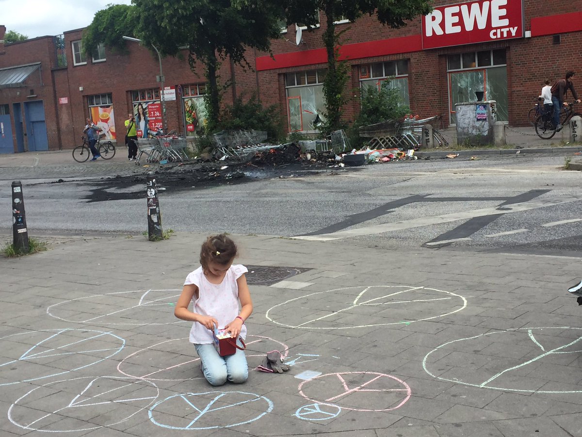 ddeuer's tweet image. Ein Mädchen malt Peace-Zeichen vor dem geplünderten Supermarkt in der #Schanze. #G20HH2017 #NoG20