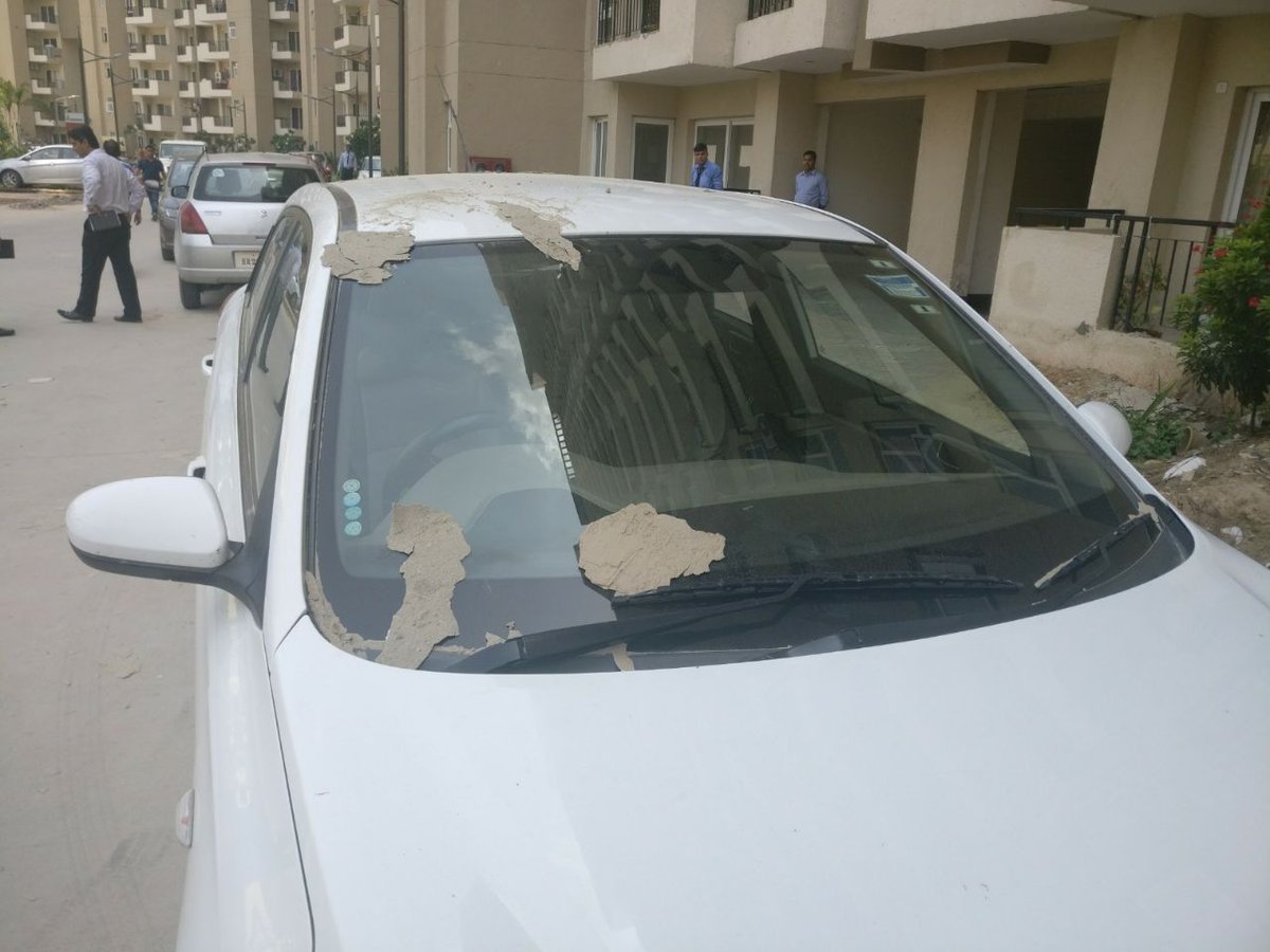 mapsko_cb_rwa's tweet photo. #Wakeup_Mapsko fall of plaster on car https://t.co/ABP5RiUhJy