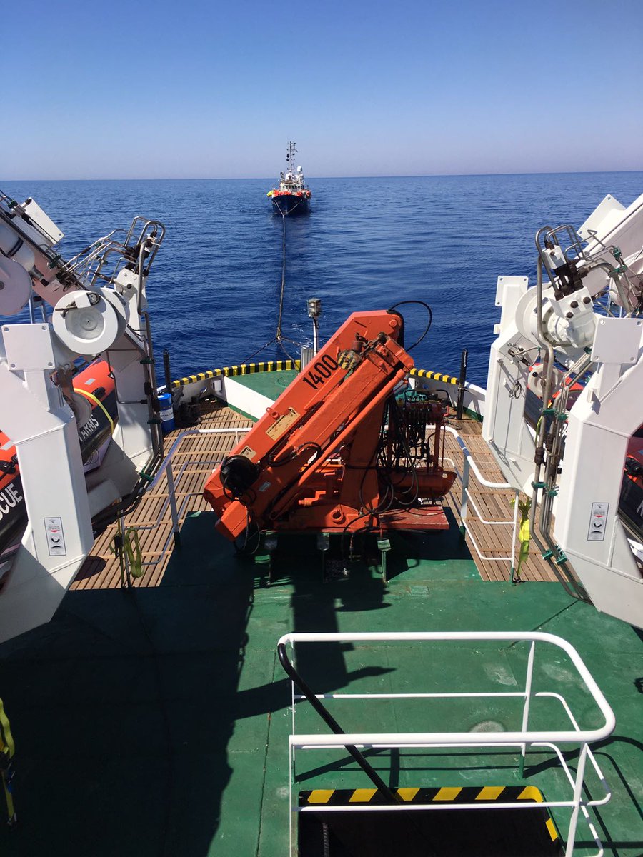 BegoGrigelmo's tweet photo. El vaixell d'@openarms_fund torna a Malta remolcant un altre de @seawatchcrew q estava a la deriva #DiarideBordTV3 https://t.co/GK96wsE7zq https://t.co/xbbEiQWQx8