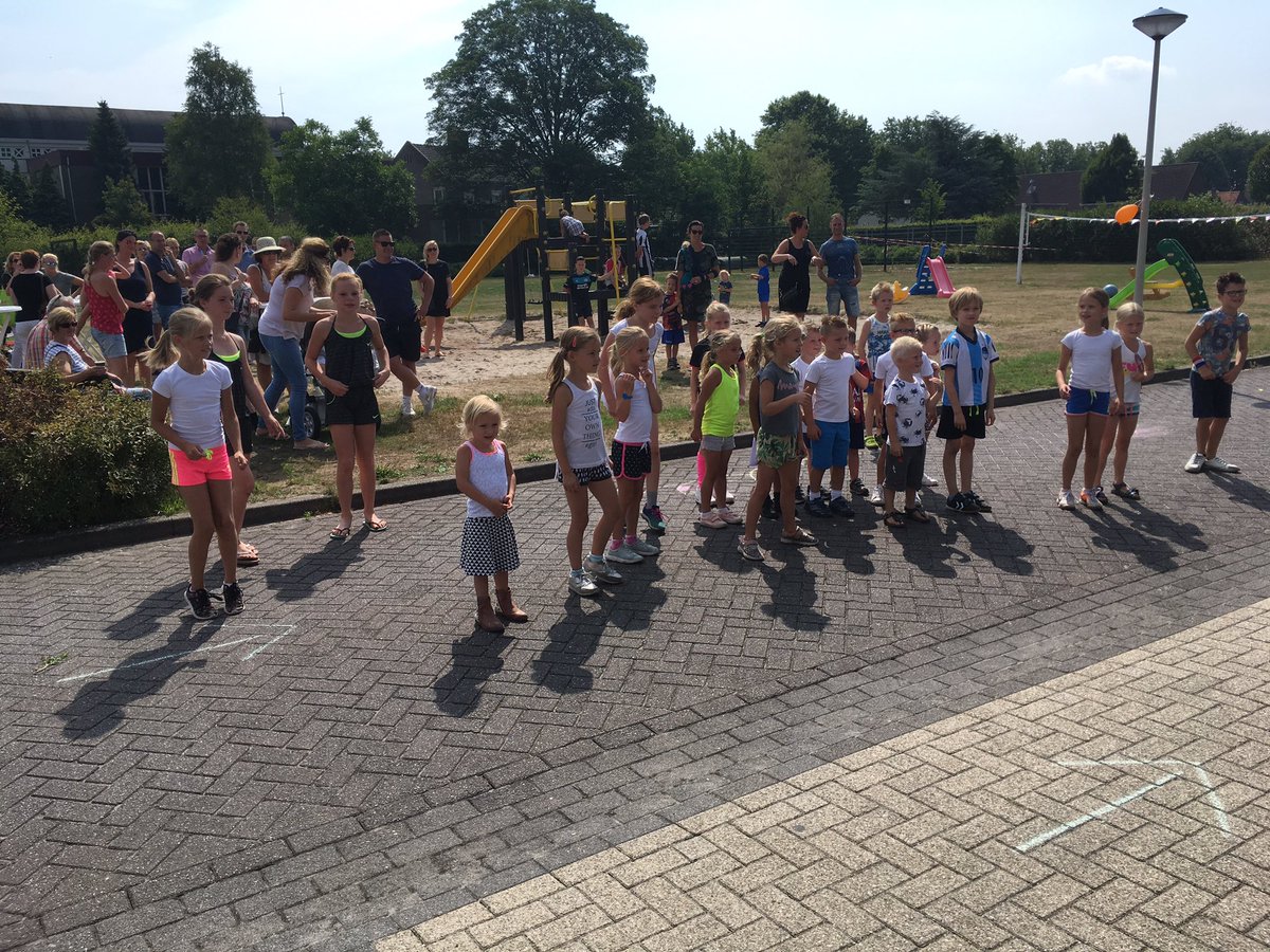 PatrikTrines's tweet photo. Sponsorloop voor het pimpen van speelveld #Neerkant https://t.co/JfsTb0mpXP