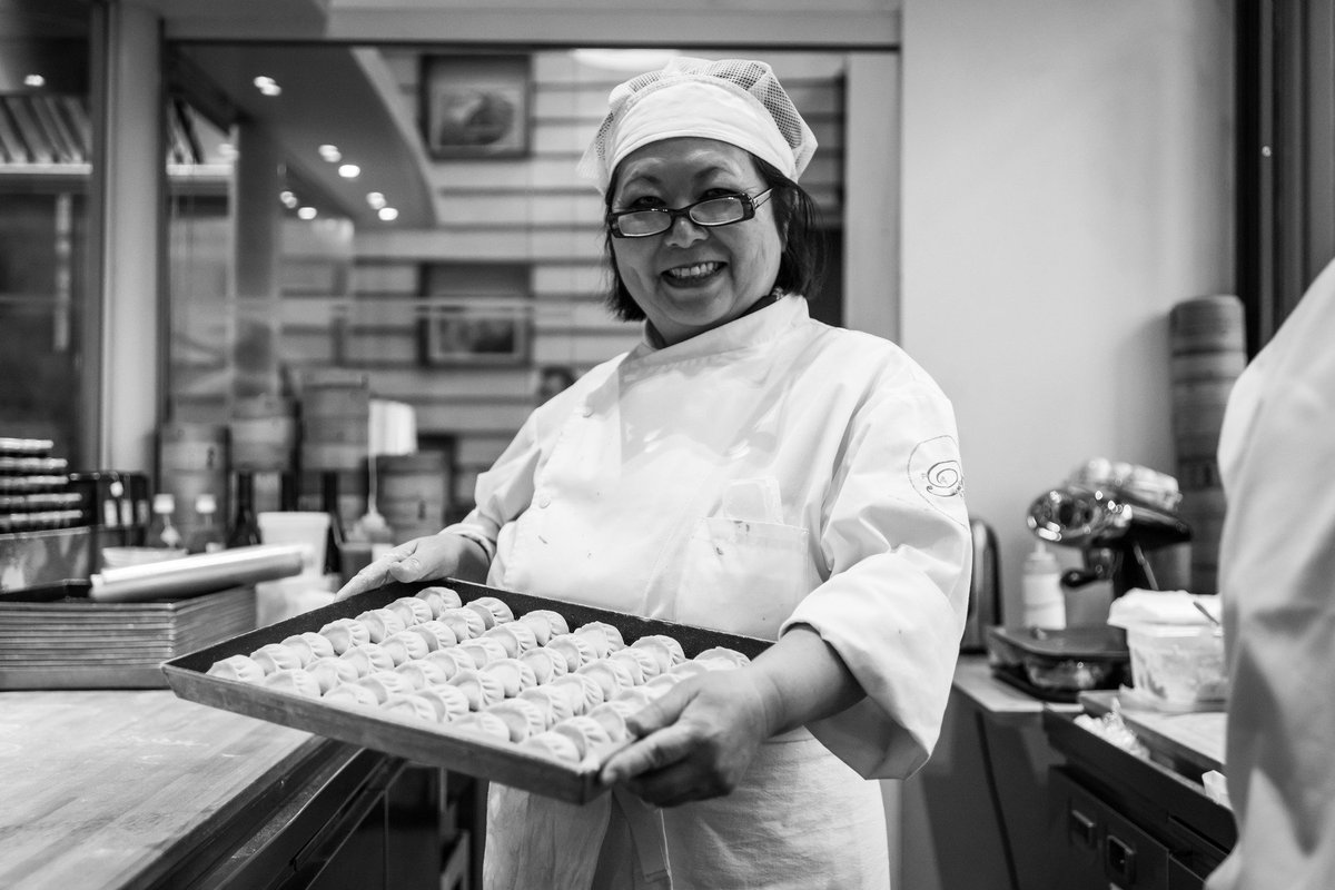 PastaBMilano's tweet photo. Keiko è una delle artiste dei #ravioli, la potrete vedere all'opera nella nostra vetrina ogni giorno. 
#PastaB #Milano #Duomo https://t.co/zGuNHEVPcp