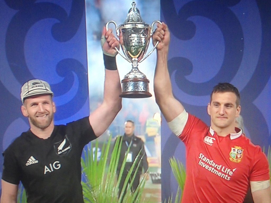 Photobomb of the year? #NZLvBIL