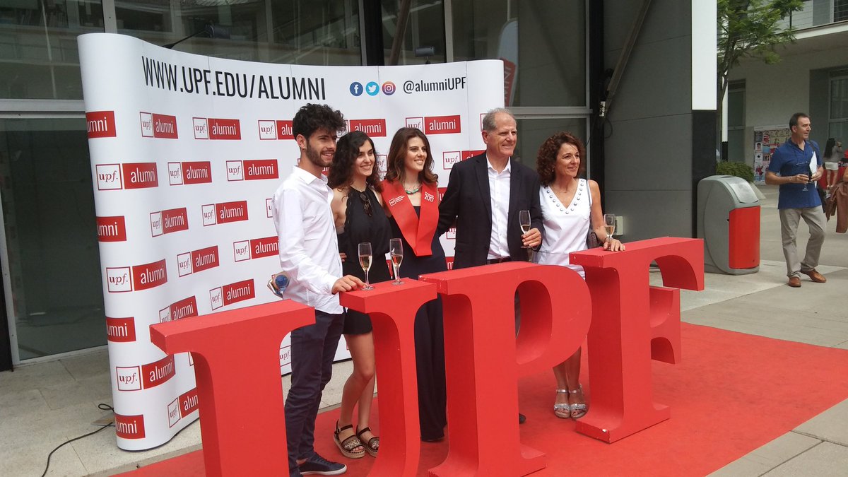 alumniUPF's tweet photo. Avui és un dia per compartir amb companys, amics i familia. Més de 1600 persones celebren la #GraduacioUPF2017! Esteu tots guapíssims! https://t.co/xp4hqILJpq